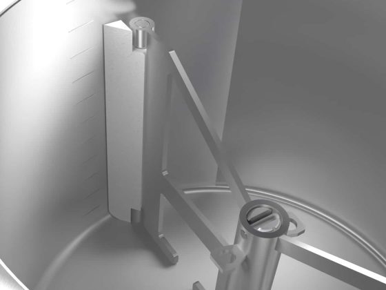 Intérieur de cuve 60 L d’un pastocuiseur Hubert Cloix avec système de spatulation PTFE et bride pour panier d’infusion.